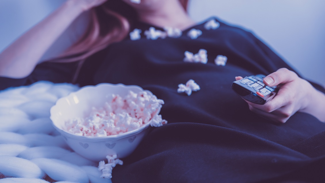 Personas que ven demasiada televisión aumentan riesgo de contraer cáncer