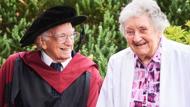Un australiano de 94 años, el más anciano en lograr un doctorado en su país