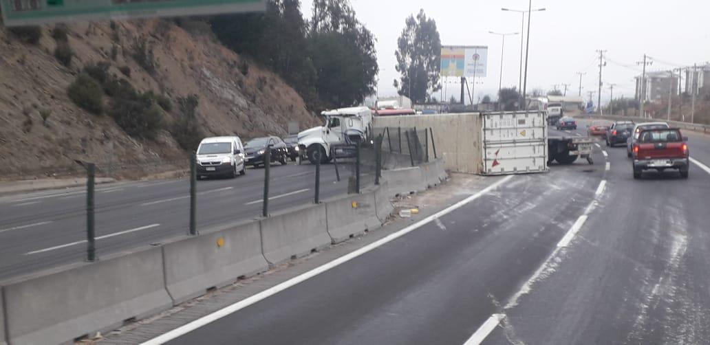 Valparaíso: Camión con chocolate generó congestión al volcar en camino La Pólvora