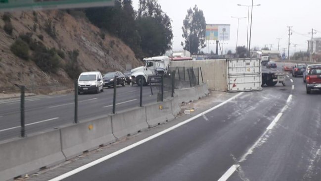 Valparaíso: Camión con chocolate generó congestión al volcar en camino La Pólvora
