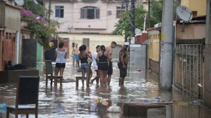  Intensas lluvias amenazan vacaciones de chilenos en Brasil  