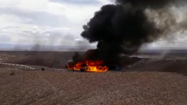 Antofagasta: Conductor falleció tras volcarse e incendiarse su camión en ruta fronteriza