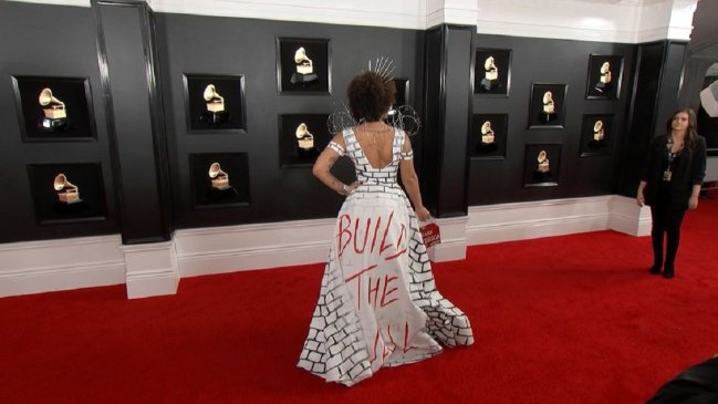 Cantante de origen latino llegó a los Grammy con vestido en el que apoya el muro de Trump