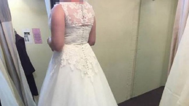Mujer decidió vender su vestido de novia para pagar el divorcio de su esposo 