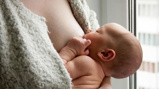 Diputadas escocesas podrán amamantar durante los debates