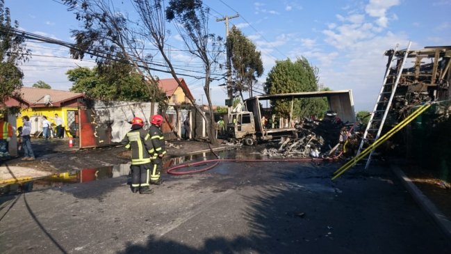 Camiones se incendiaron tras fuerte colisión en Vespucio Norte