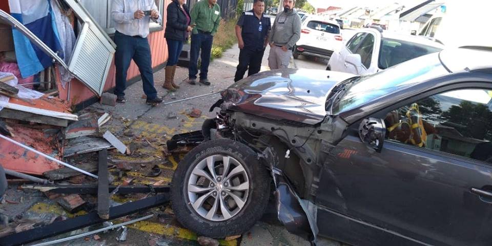 Conductor perdió el control de su vehículo y chocó contra hostal en Puerto Natales
