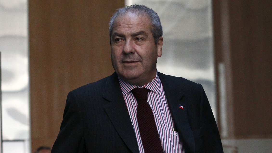 Diputado RN pide a Castillo poner su renuncia a disposición de Piñera