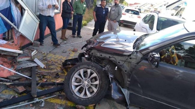 Conductor perdió el control de su vehículo y chocó contra hostal en Puerto Natales