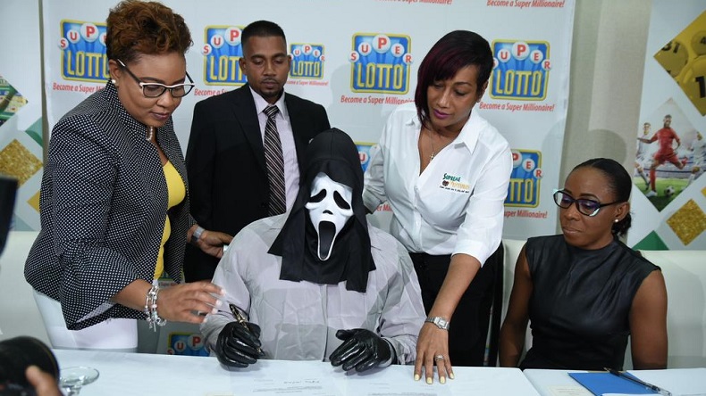 Usó un disfraz para cobrar premio de la lotería y evitar que sepan su familia y amigos