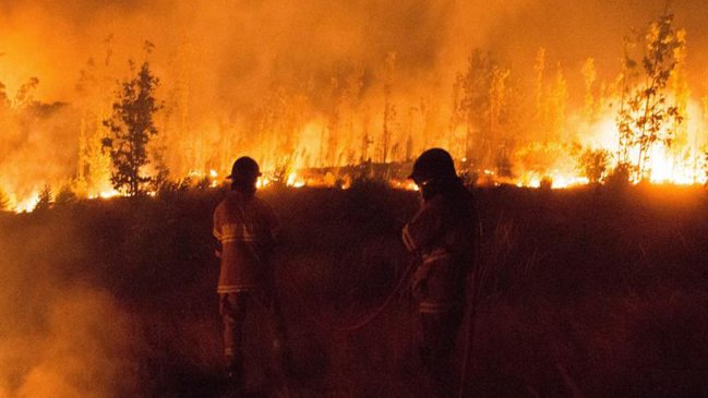 Cinco alertas rojas siguen vigentes por incendios forestales en el sur