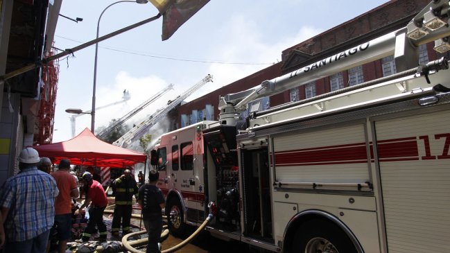 Bomberos trabaja en rebrote de fuego en Barrio Meiggs