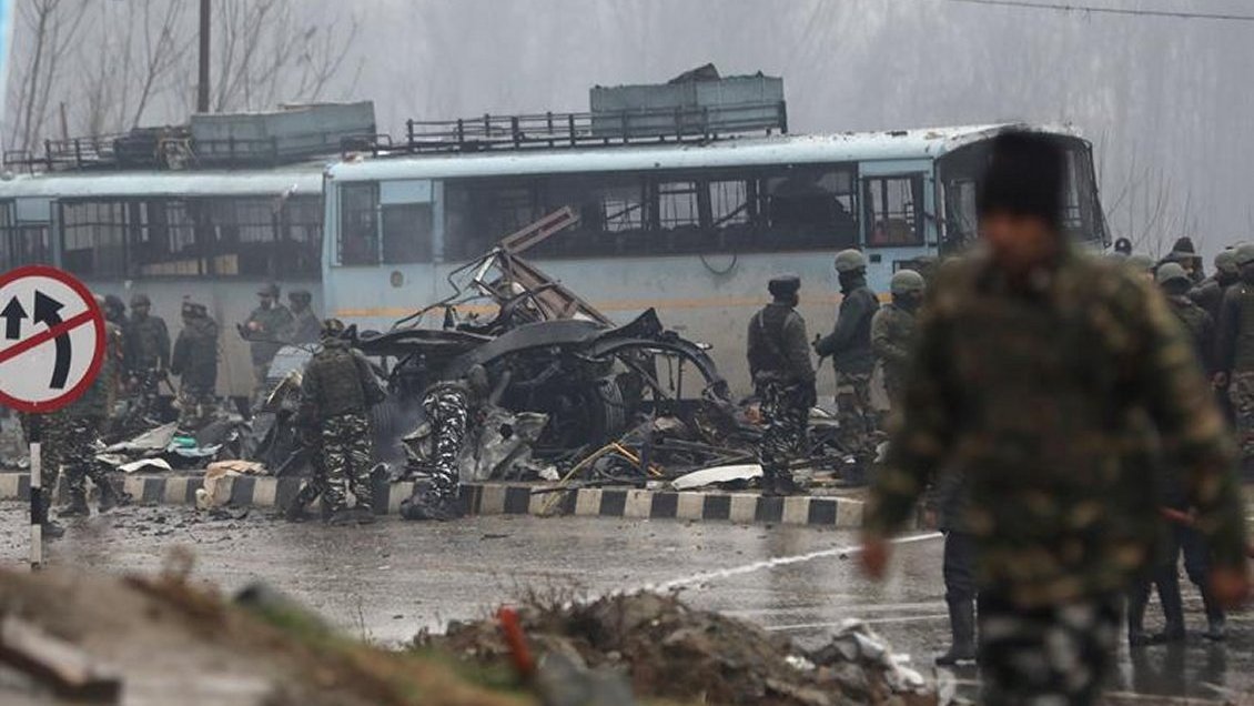 Al menos 20 policías muertos tras ataque con bomba en la Cachemira india