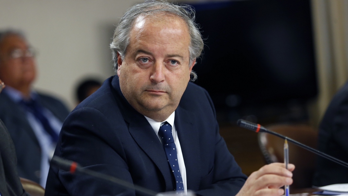 Medio mes por año de servicio: Monckeberg defendió propuesta