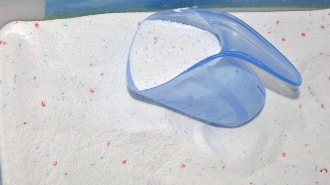 Estudio advierte que químicos en artículos de limpieza contaminan más que autos