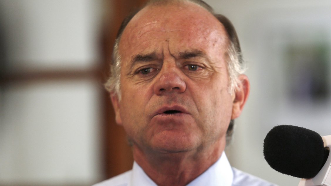 Ministro Walker se desmarca de Ubilla: No quiso vincular incendios con causa mapuche