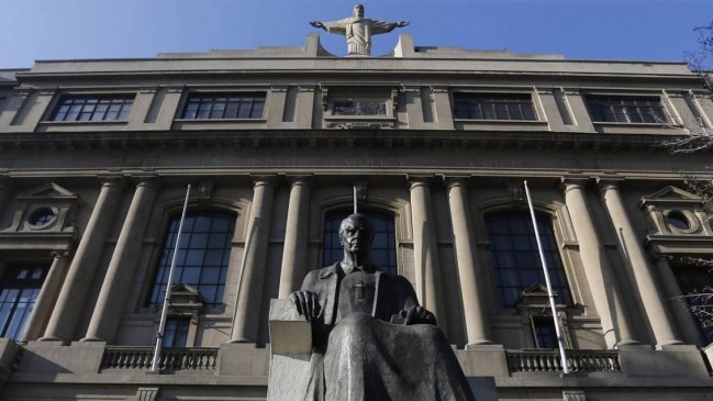 Justicia determinó que la PUC vulneró dignidad de estudiante que denunció acoso de sacerdote