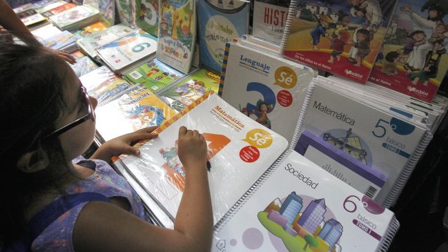 Sernac exige a editoriales transparentar el negocio de los libros escolares