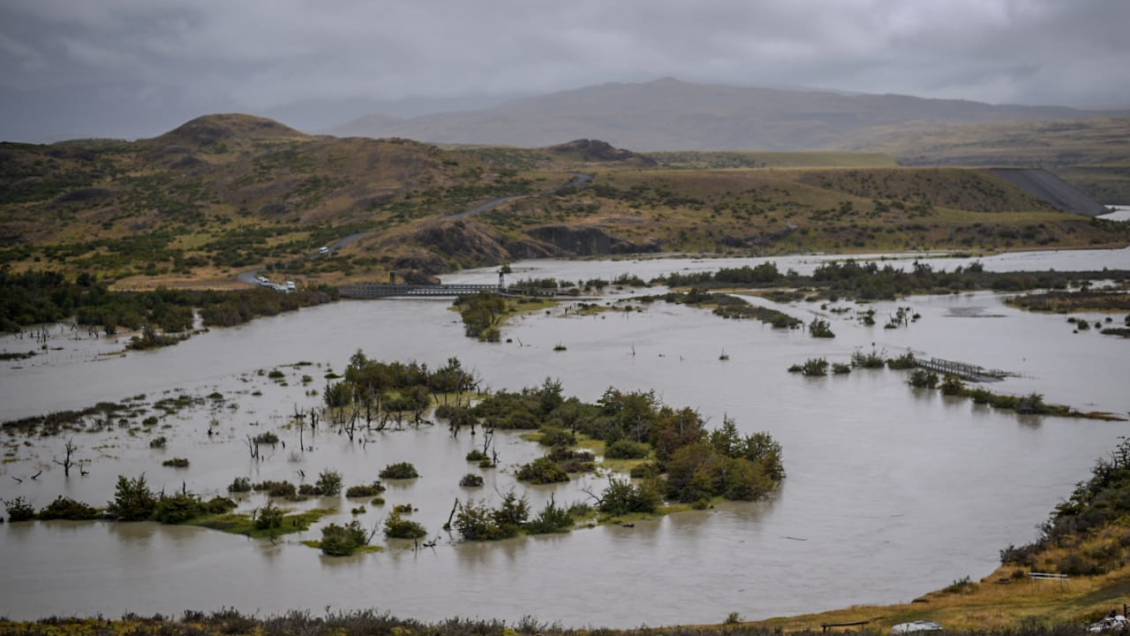 Continúa alerta roja en Torres del Paine tras desborde de río