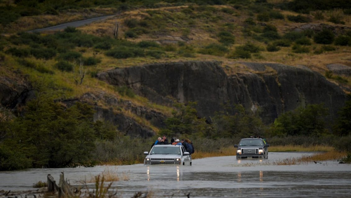 Onemi mantiene la alerta roja en Torres del Paine tras desborde de río