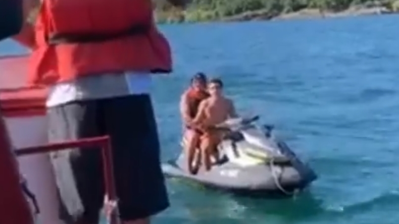 Jóvenes en moto de agua echan a turistas del lago Villarrica