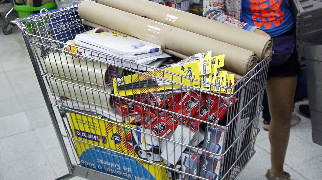 Refinadas listas de útiles escolares incluyen mats de yoga y iPads