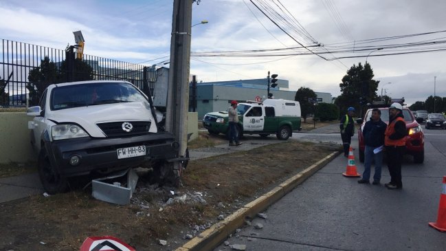 Municipalidad de Punta Arenas presentó querella contra conductor ebrio que dañó semáforos
