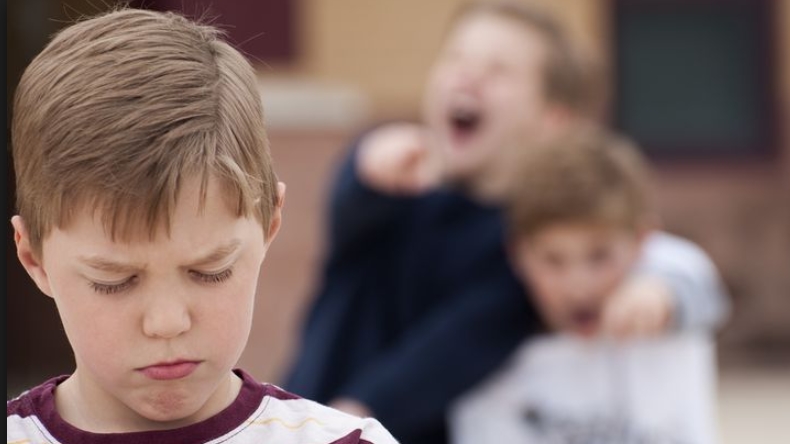 Padres agredieron a niño de 12 años que acosaba a sus hijos en el colegio