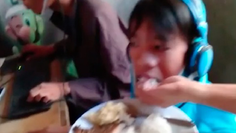 Video de mamá alimentando a su hijo adicto a los videojuegos causa polémica