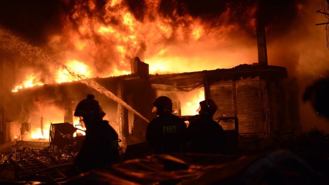 Al menos 67 muertos en gran incendio en la capital de Bangladesh