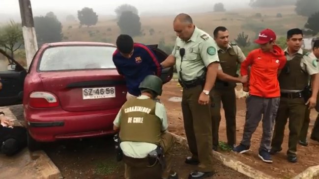 Sujetos con arresto domiciliario total fueron sorprendidos deshaciéndose de un auto robado