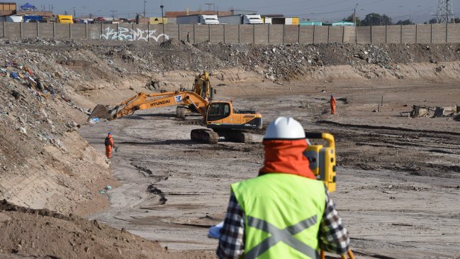 Comenzaron los trabajados para recuperar el cauce del río Acha en Arica
