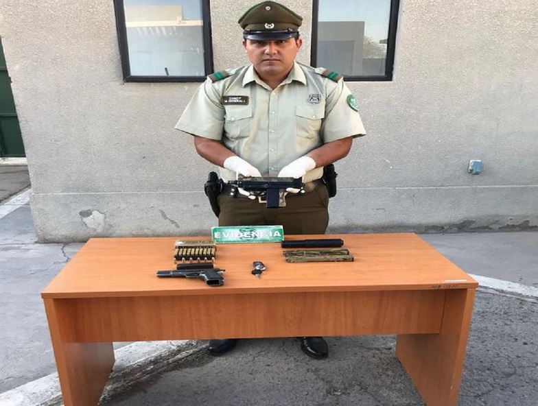 Tres personas fueron detenidas por portar armas ocultas en un auto en Huara