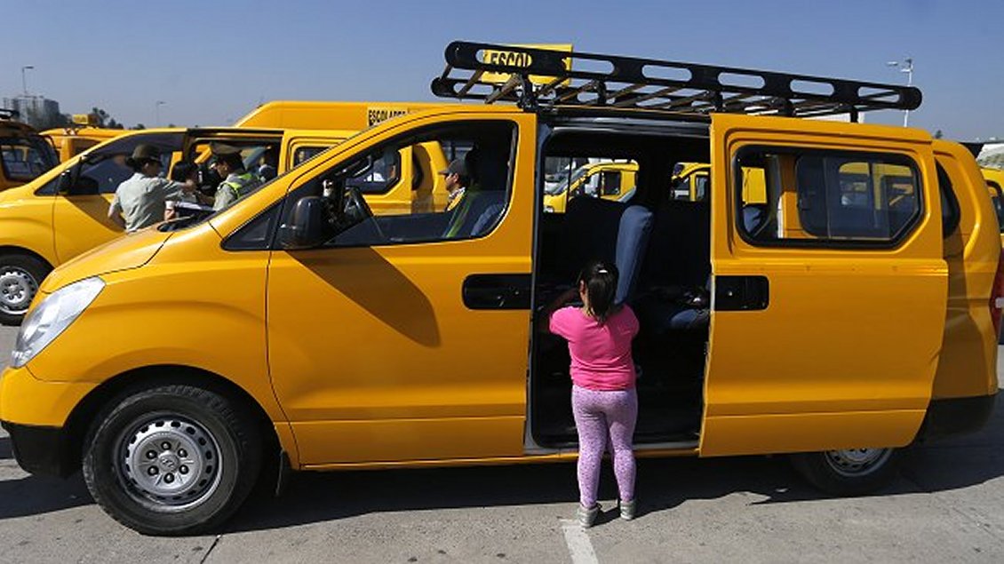 Transportistas escolares llaman a padres a chequear registro de pedófilos y no sólo cotizar