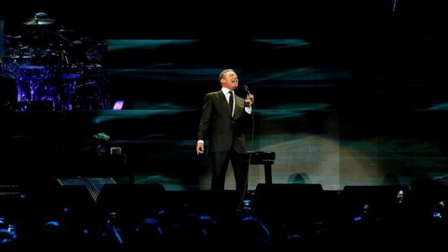 Pifias, pelea y decepción: asistentes critican tercer show de Luis Miguel en Chile