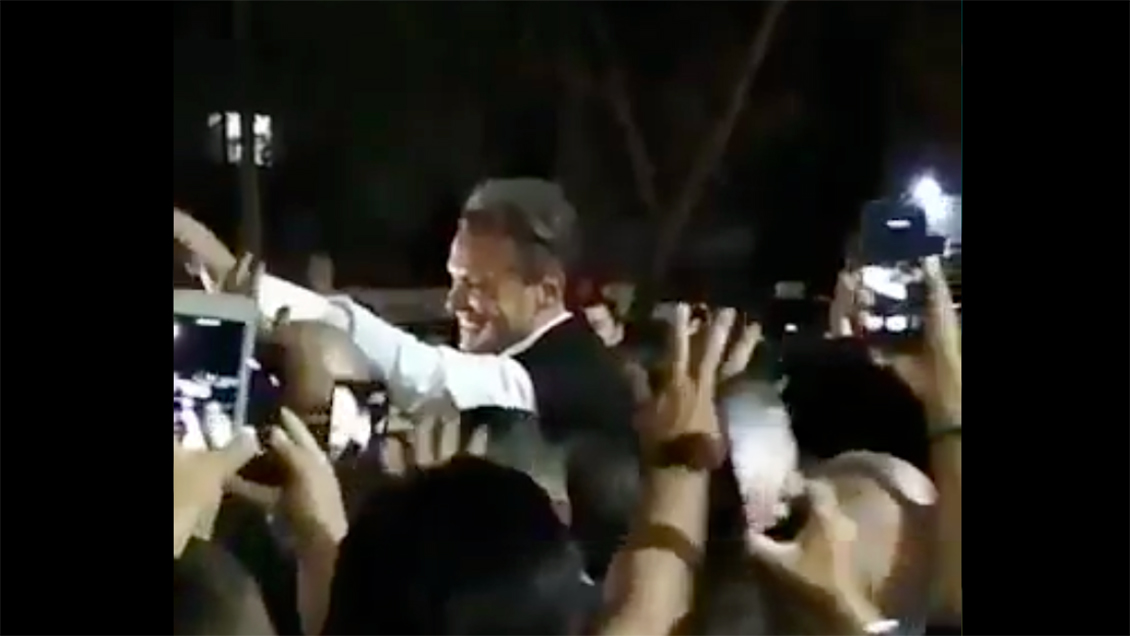 Luis Miguel se despidió de Chile saludando a fanáticos en la calle