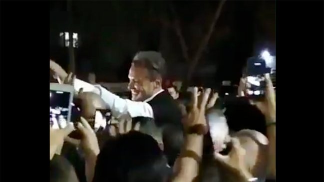 Luis Miguel se despidió de Chile saludando a fanáticos en la calle