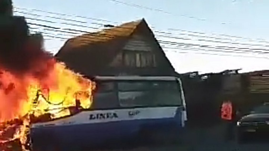 Microbús se incendió en plena avenida del centro de Temuco