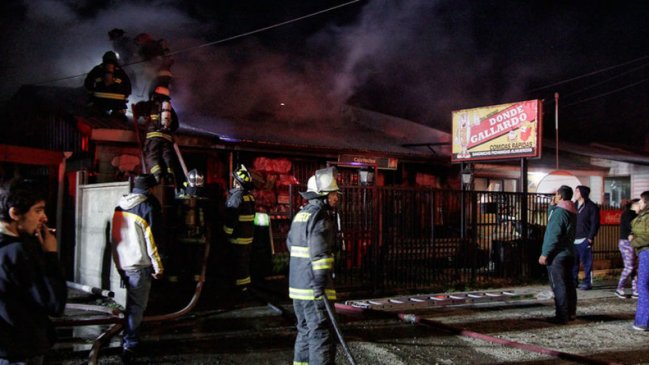 Incendios afectaron a local de comida y vivienda en Punta Arenas