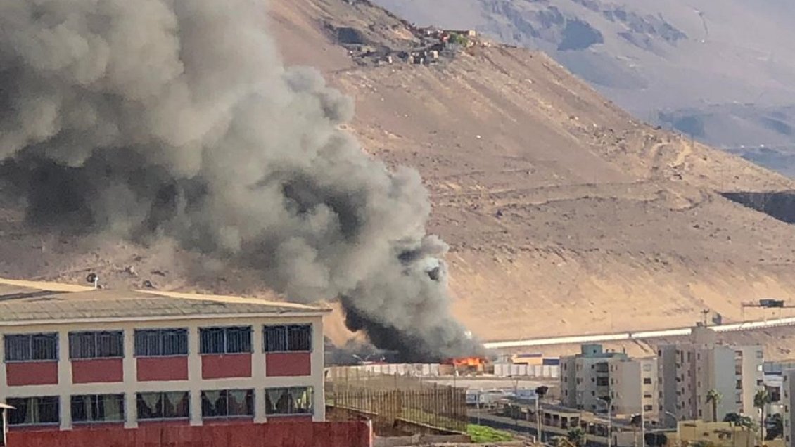 Cierran acceso sur de Iquique por incendio en bodega