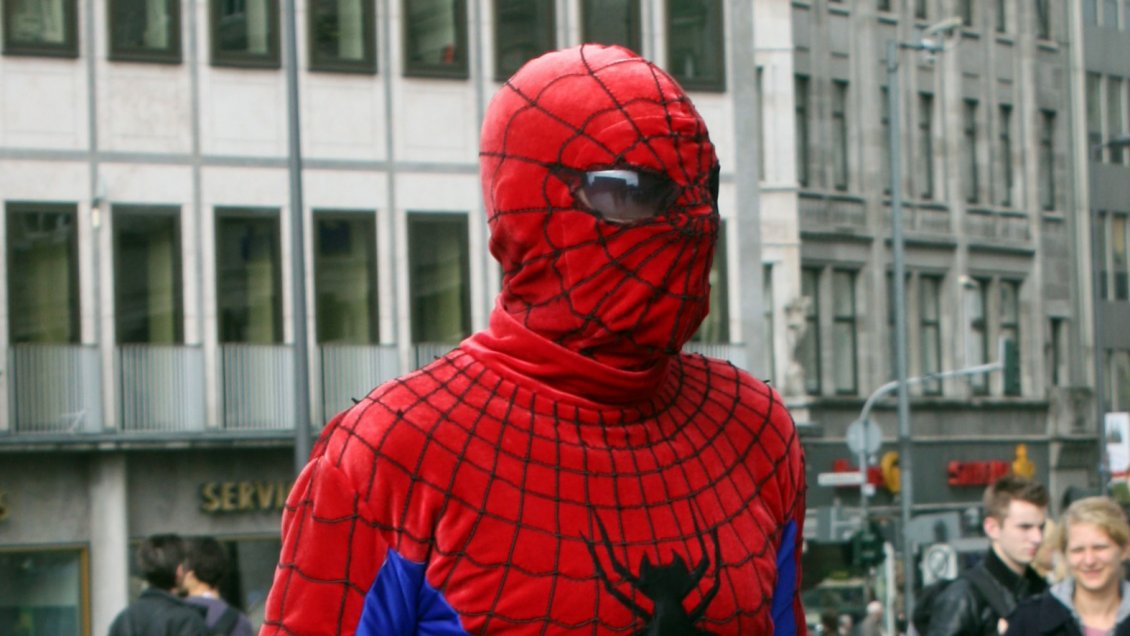 Dictan cinco años de cárcel a sujeto que robó dinero desde negocio: Actuó con mascara de Spiderman