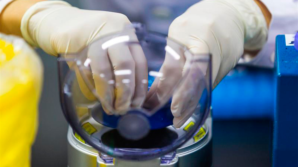 Científico dice que edición de ADN de bebés podría hacerlas más inteligentes