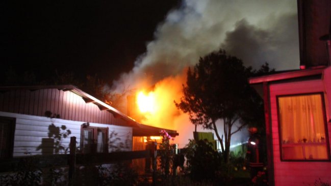 Una persona murió y tres bomberos resultaron lesionados tras un incendio en Frutillar