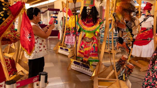 Exhibición de trajes del Carnaval de Arica causa furor entre los visitantes