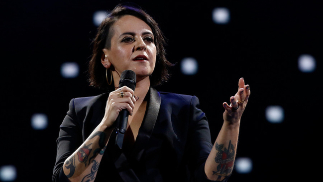 Con pifias inició la rutina de Jani Dueñas en Viña