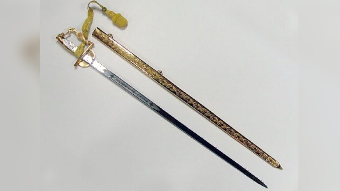 Encuentran espada de prócer robada en patio de iglesia de Cerrillos