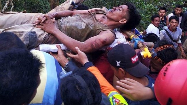 Un muerto y 60 desaparecidos tras el hundimiento de una mina en Indonesia