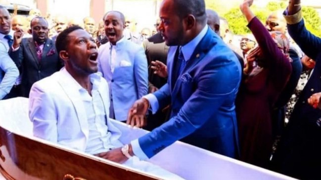 Demandan a pastor sudafricano por asegurar que resucitaba a personas en videos virales