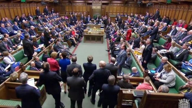 Parlamento británico aprobó enmienda para votar extender el 