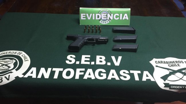 Antofagasta: Mujer fue detenida con moto robada y arma de mira láser